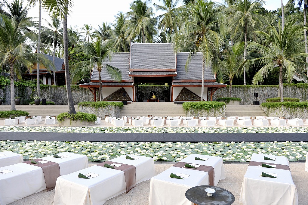 RS89_Amanpuri Wedding - Flowers over Main Pool-lpr